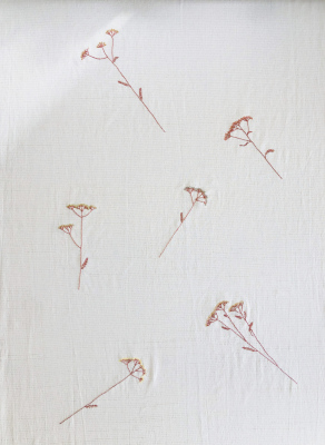 Canvas with floral embroideries. Linen and cotton. Dimensions: 200 x 150cm