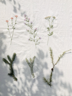 Canvas with floral embroideries. Linen and cotton. Dimensions: 200 x 150cm