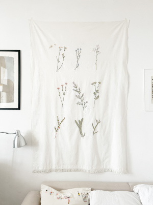 Canvas with floral embroideries. Linen and cotton. Dimensions: 200 x 150cm 