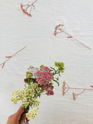 Canvas with floral embroideries. Linen and cotton. Dimensions: 200 x 150cm